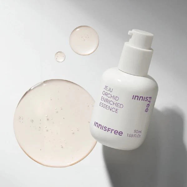 INNISFREE Jeju Orchid Enriched Essence 50ml, flacon et texture sur fond blanc lumineux, produit anti-âge