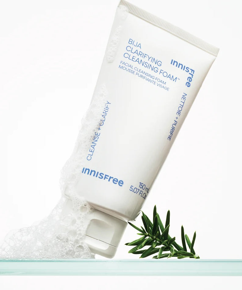 INNISFREE Bija Trouble Cleansing Foam 150g sur fond blanc avec feuilles de bija, packaging de la marque INNISFREE