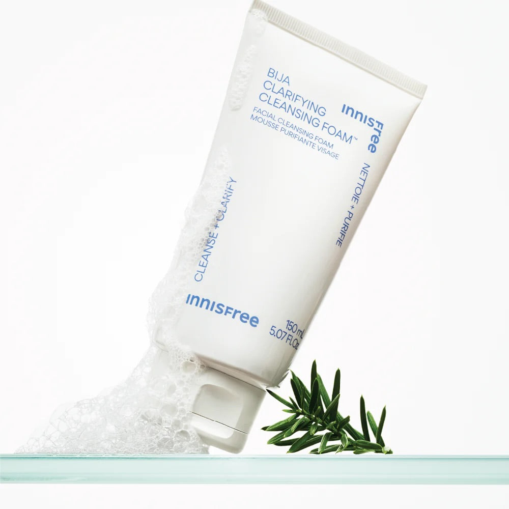 INNISFREE Bija Trouble Cleansing Foam 150g sur fond blanc avec feuilles de bija, packaging de la marque INNISFREE