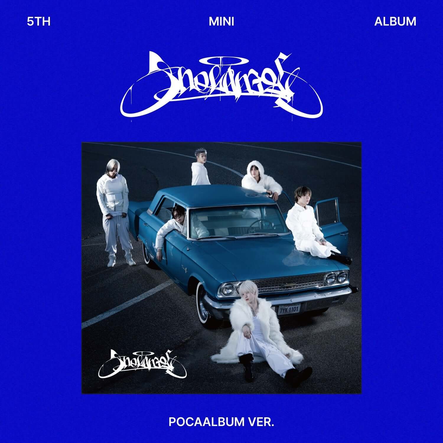 JUSTB - [SNOW ANGEL] (POCAALBUM) - Album Kpop JUSTB, couverture bleue avec voiture et membres en tenue, pochette POCAALBUM.