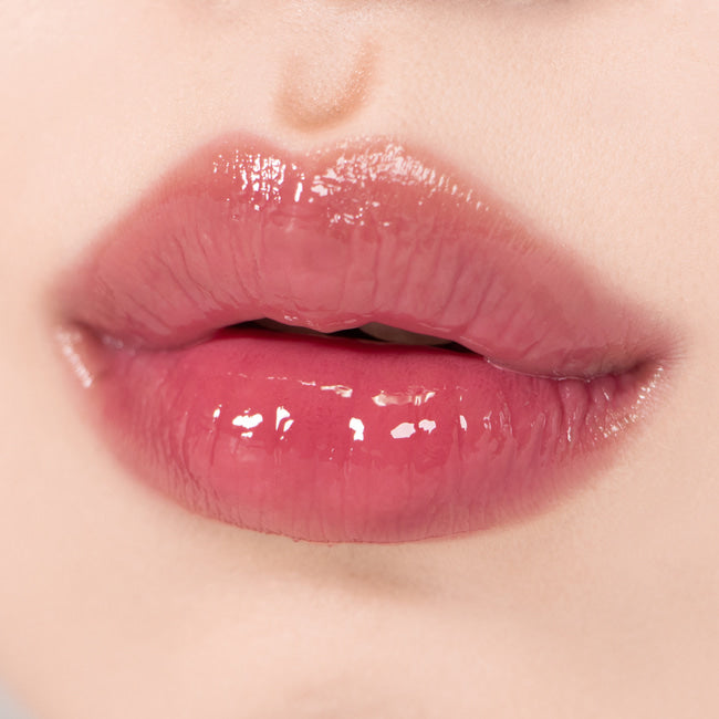 NUSE Care Liptual : lèvres brillantes en gros plan, marque NUSE, contexte visuel cosmétique sur fond clair.