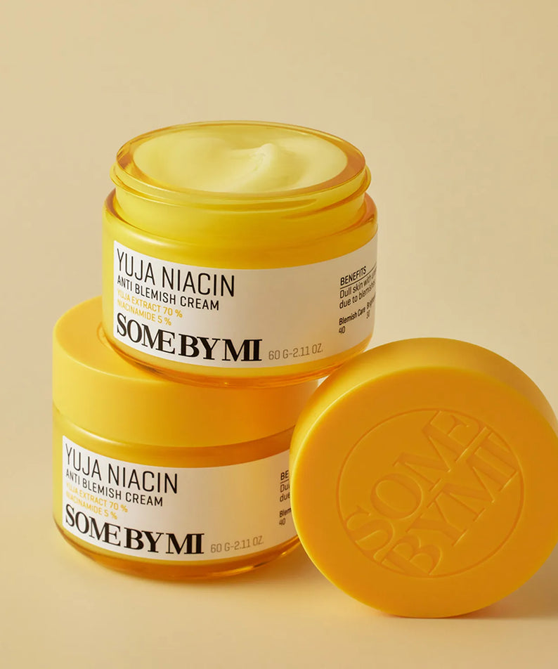 SOME BY MI Yuja Niacin Anti Blemish Cream 60g, crème anti-imperfections SOME BY MI sur fond jaune, pots et couvercle.