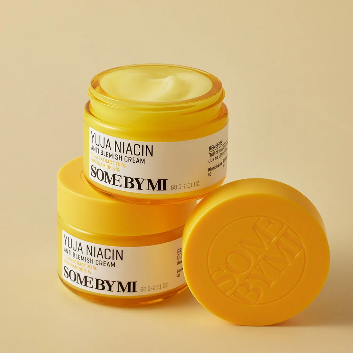 SOME BY MI Yuja Niacin Anti Blemish Cream 60g, crème anti-imperfections SOME BY MI sur fond jaune, pots et couvercle.