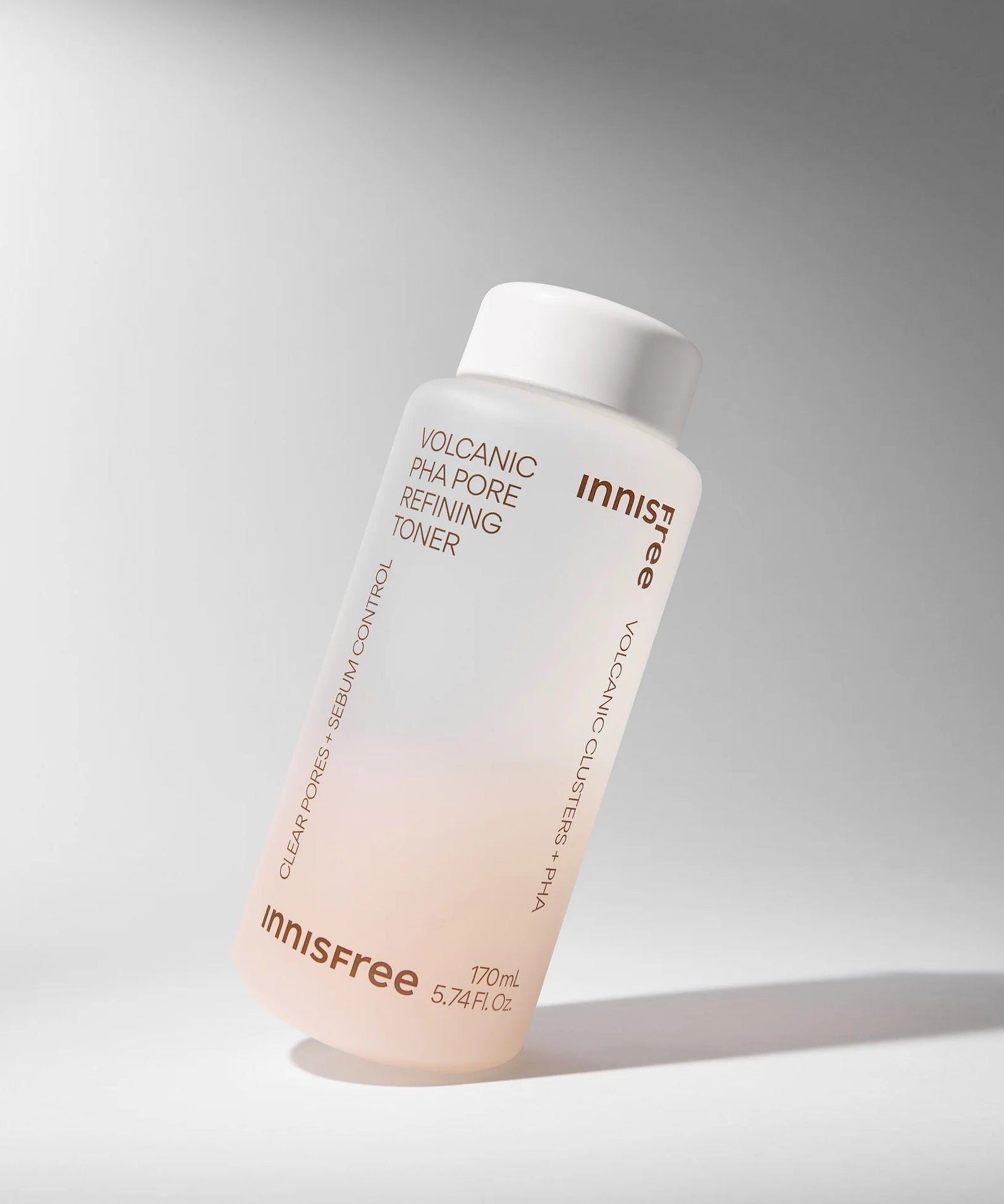 INNISFREE Volcanic PHA Pore Refining Toner 170ml en flacon blanc sur fond gris, marque Innisfree, contexte studio.