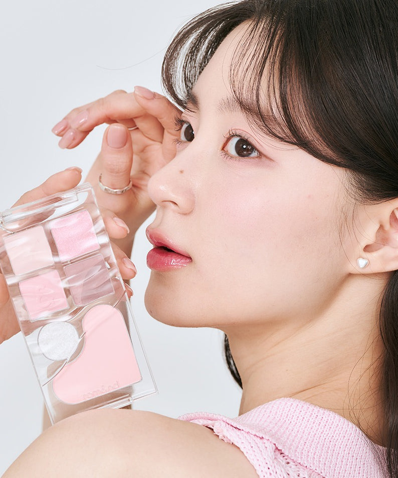 Femme utilisant la palette ROMAND Bare layer avec maquillage doux et élégant, mettant en valeur la beauté naturelle.