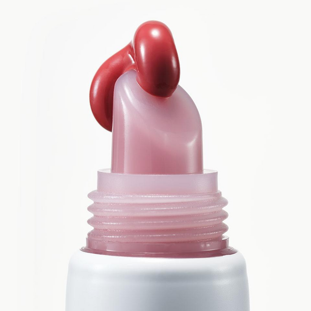 FEEV Hyper-Fit Color Balm de la marque FEEV, baume à lèvres rose sur fond blanc, gros plan du tube et du capuchon.