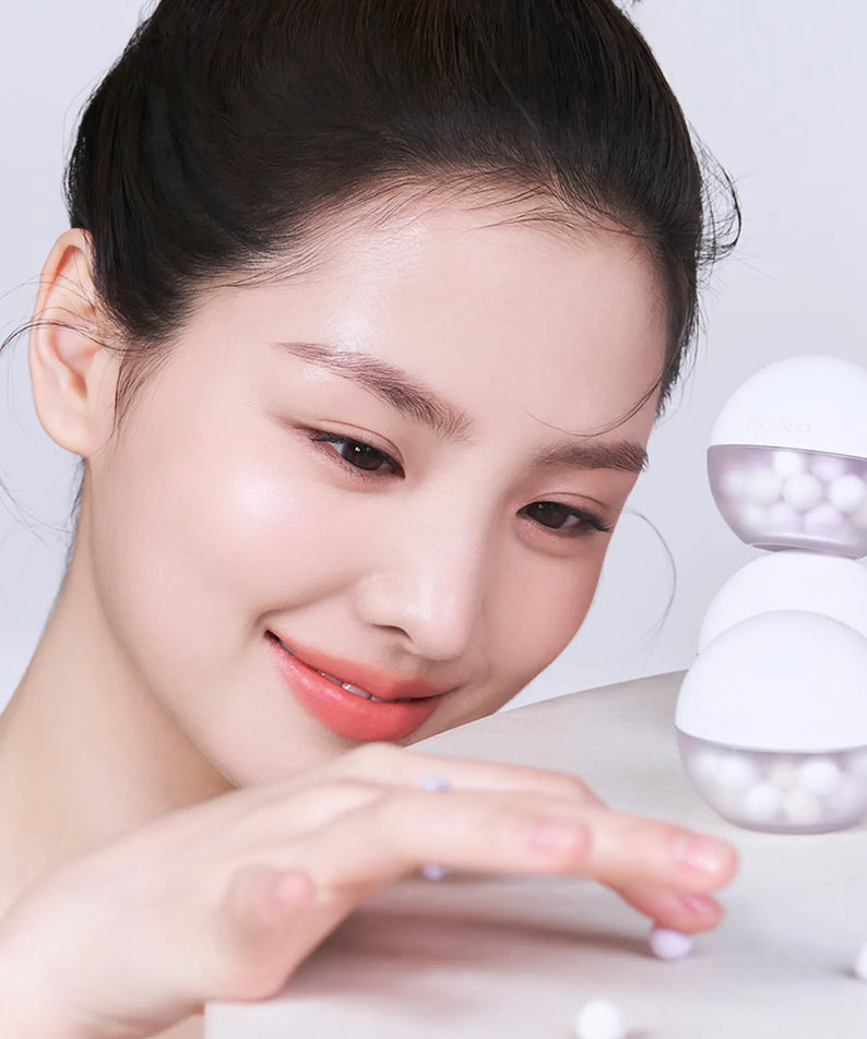 ROMAND Sheer Powder Pearls Powder, marque ROMAND, perles poudre maquillage sur peau lumineuse, gants blancs et visages.