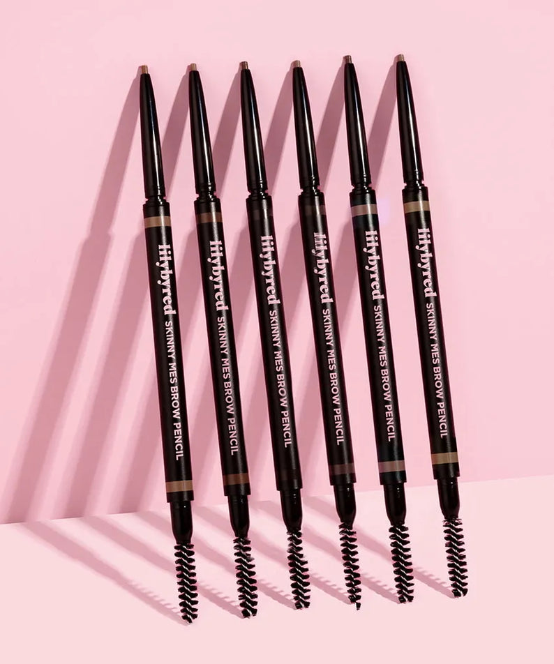 LILYBYRED Skinny Mes Brow Pencil de la marque LILYBYRED, photos sur fond rose, vue des crayons à sourcils alignés.