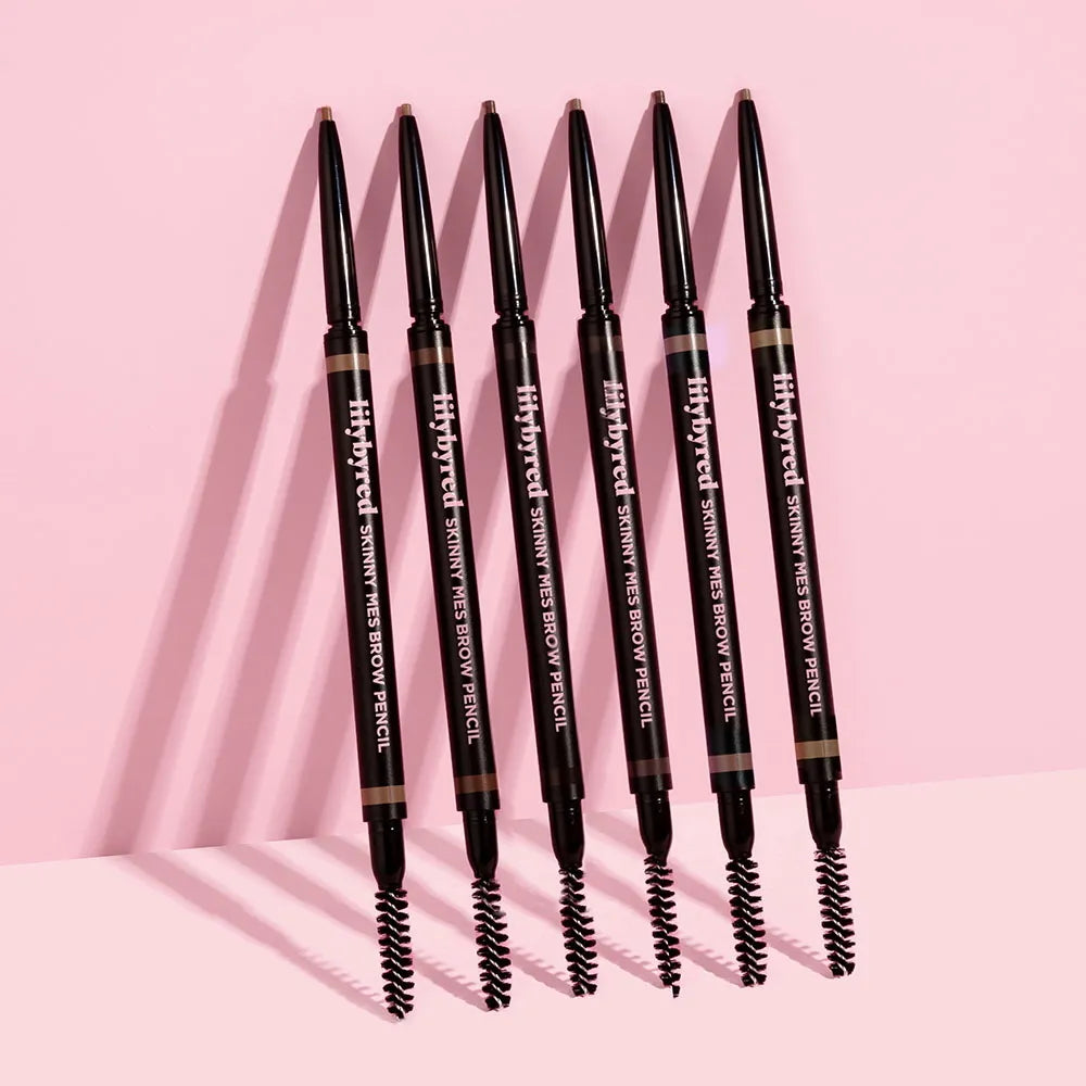 LILYBYRED Skinny Mes Brow Pencil de la marque LILYBYRED, photos sur fond rose, vue des crayons à sourcils alignés.