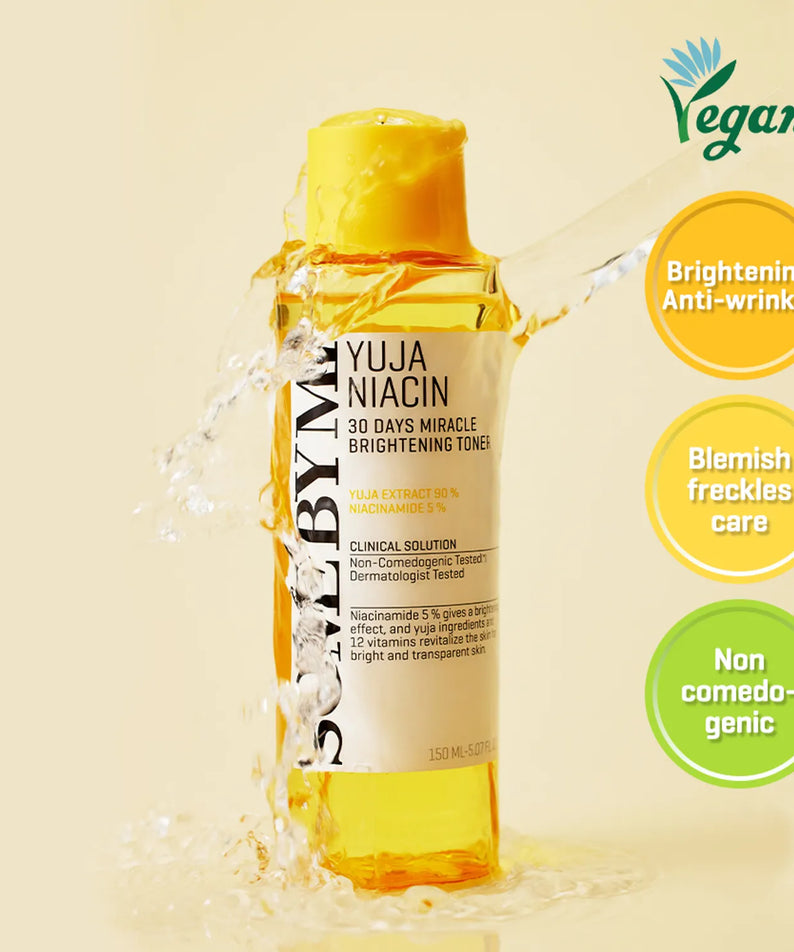 SOME BY MI Yuja Niacin 30 Days Miracle Brightening Toner 150ml de SOME BY MI, flacon jaune sur fond crème, splash