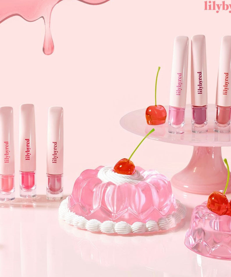 LILYBYRED Tangle Jelly Balm, baume jelly de LILYBYRED sur présentoir rose, maquillage gourmand avec cerises.