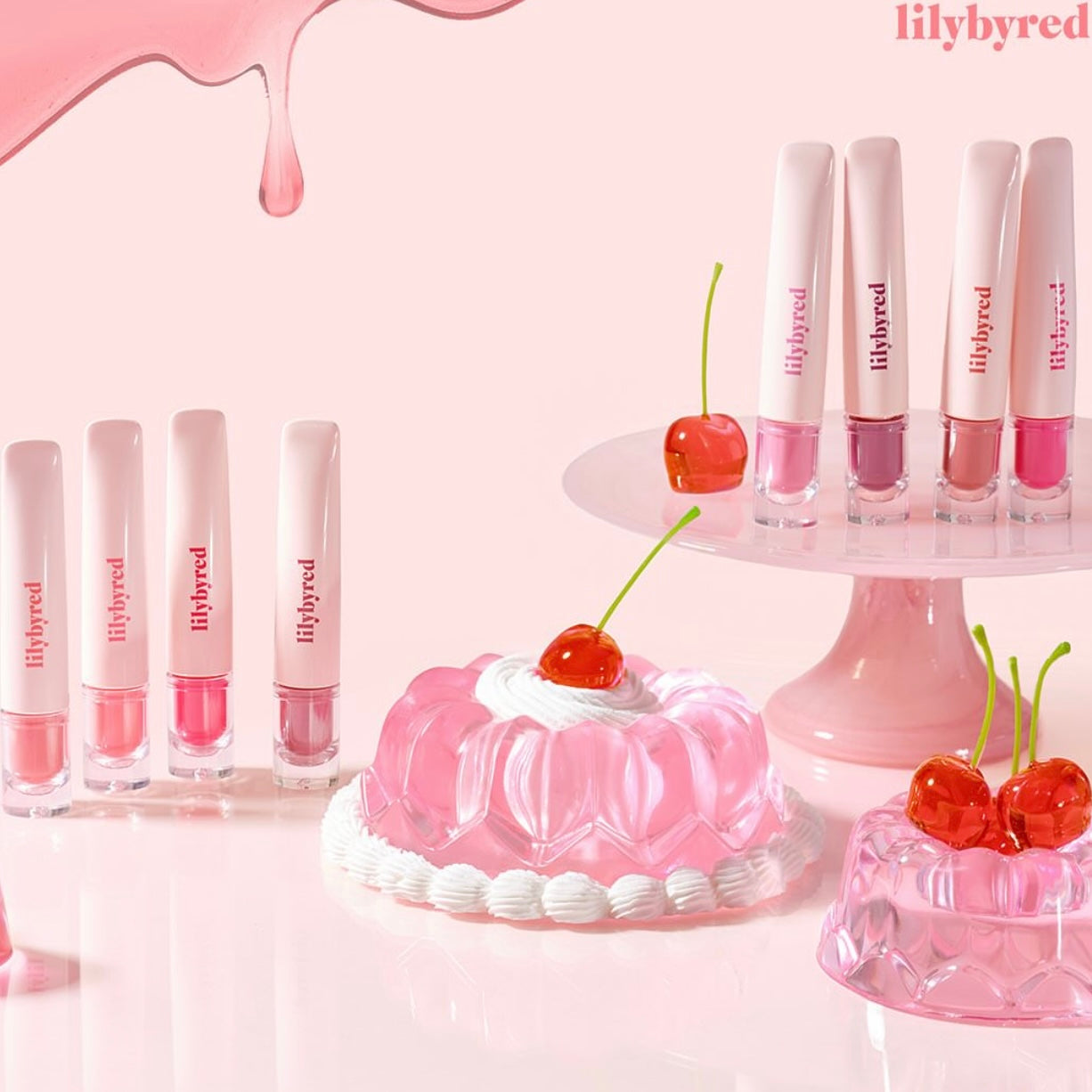 LILYBYRED Tangle Jelly Balm, baume jelly de LILYBYRED sur présentoir rose, maquillage gourmand avec cerises.