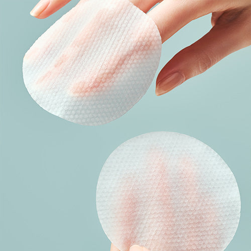 Décris l'image en français : TOCOBO Cica Calming Aqua Pads 60p 160ml, marque tenant un pad aqua sur la peau, fond bleu.
