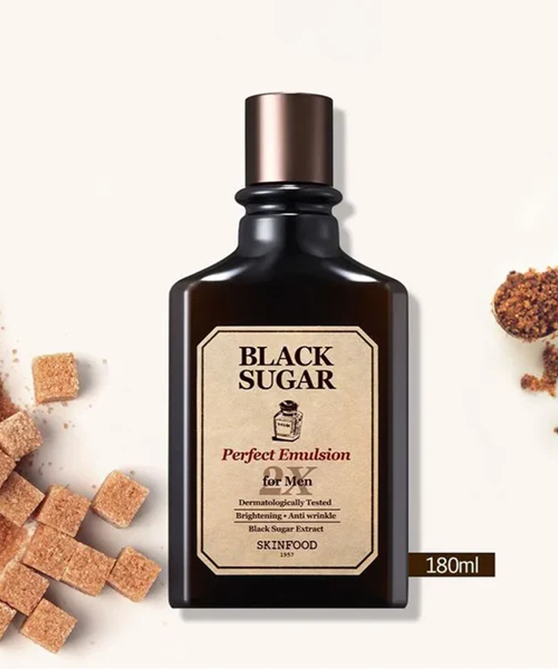 SKINFOOD Black Sugar Perfect Emulsion 2X For Men 180ml, flacon noir sur fond clair avec sucre noir et cubes.