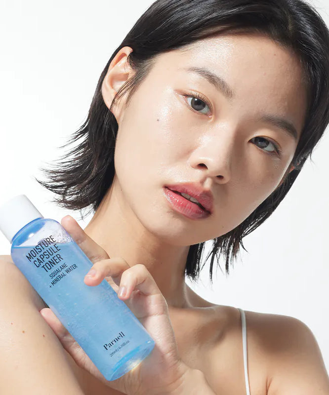Décris l'image en français en mentionnant le produit, la marque et le contexte visuel: PARNELL  Squalane Mineral Water Moisture Capsule Toner 200ml