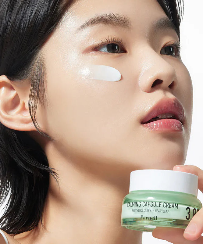 PARNELL  Pathenol 3.89 Heartleaf Calming Cream 50ml, femme en gros plan appliquant la crème apaisante, visage au sérum