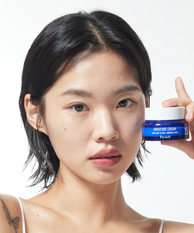 PARNELL  Squalane 15.13 Mineral Water Moisture Cream 50ml : la marque tient le pot, visage hydraté sur fond blanc.