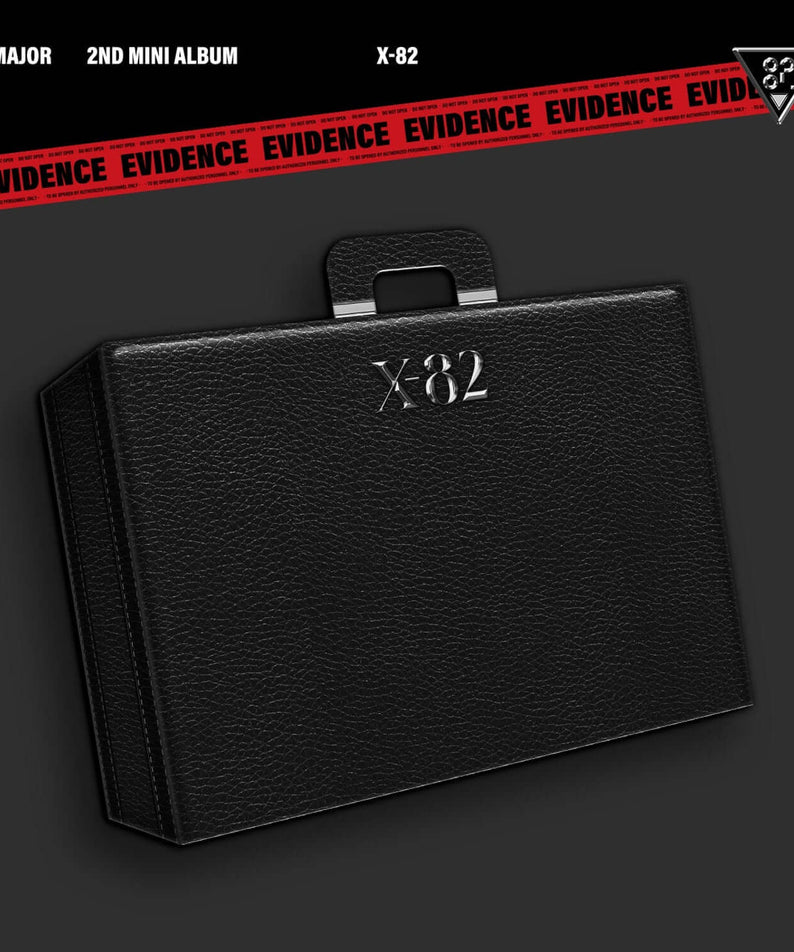 82MAJOR - [X-82] - Album Kpop : pochette noire X-82, brand 82MAJOR, visuel stylé et bande rouge Evidence