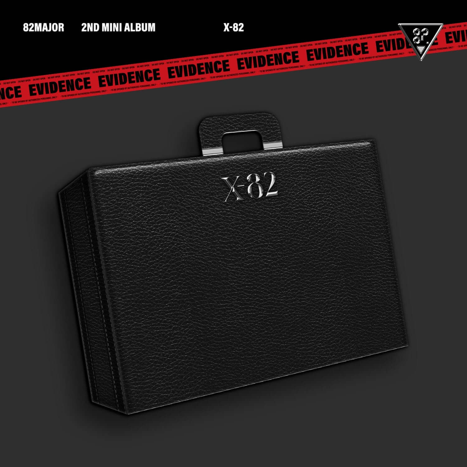 82MAJOR - [X-82] - Album Kpop : pochette noire X-82, brand 82MAJOR, visuel stylé et bande rouge Evidence