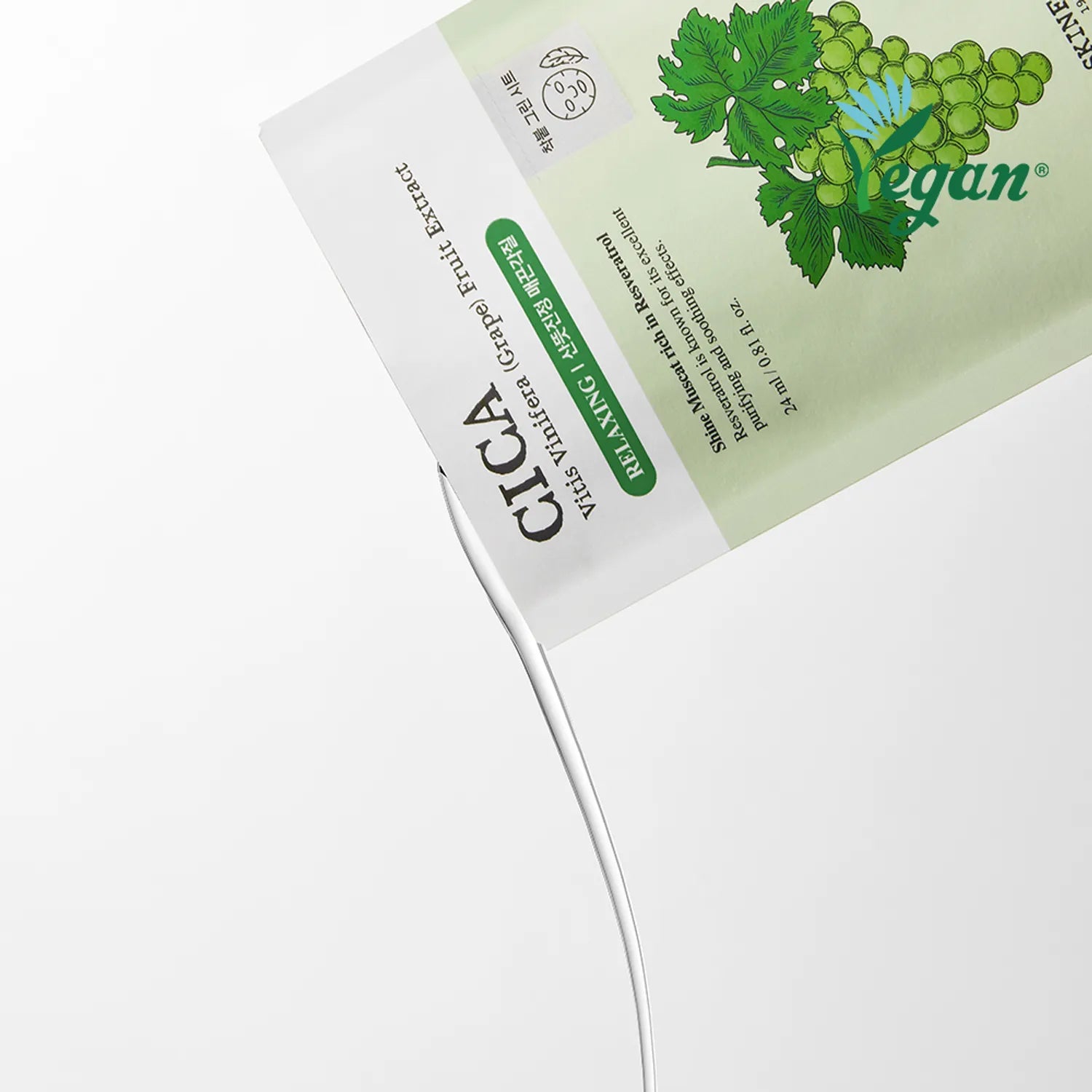 SKINFOOD Shine Muscat Cica Mask, marque SKINFOOD, masque facial sur fond blanc avec visuel raisin et cica, vegan.