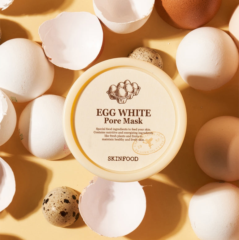 SKINFOOD Egg White Pore Mask 120g sur fond lumineux, œufs décoratifs autour, mise en scène beauté.
