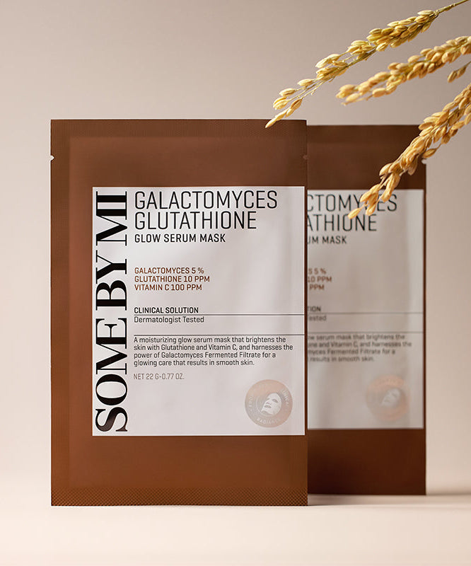 SOME BY MI Galactomyces Glutathione Glow Serum Mask SOME BY MI, masques en sachet marron sur fond clair avec blé doré