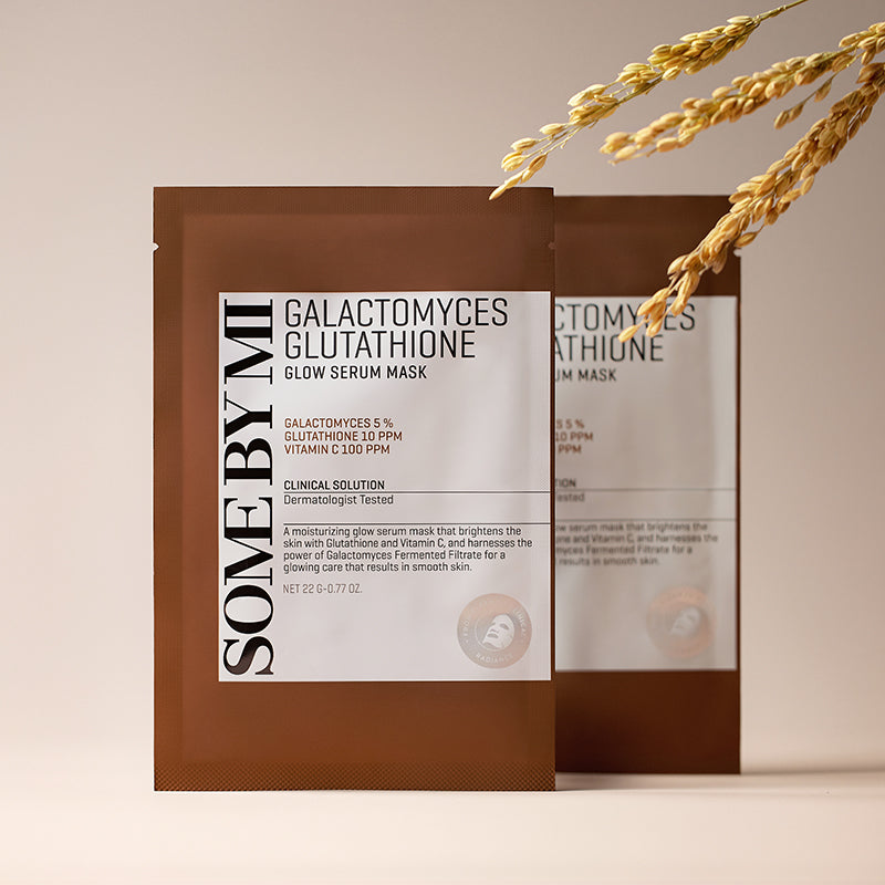 SOME BY MI Galactomyces Glutathione Glow Serum Mask SOME BY MI, masques en sachet marron sur fond clair avec blé doré