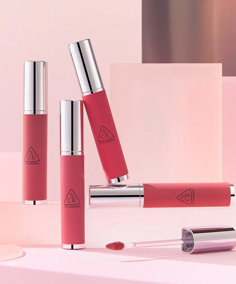 3CE Hazy Lip Clay, rouges à lèvres mats avec packaging rose, sur fond pastel studio, photo produit (marque 3CE)