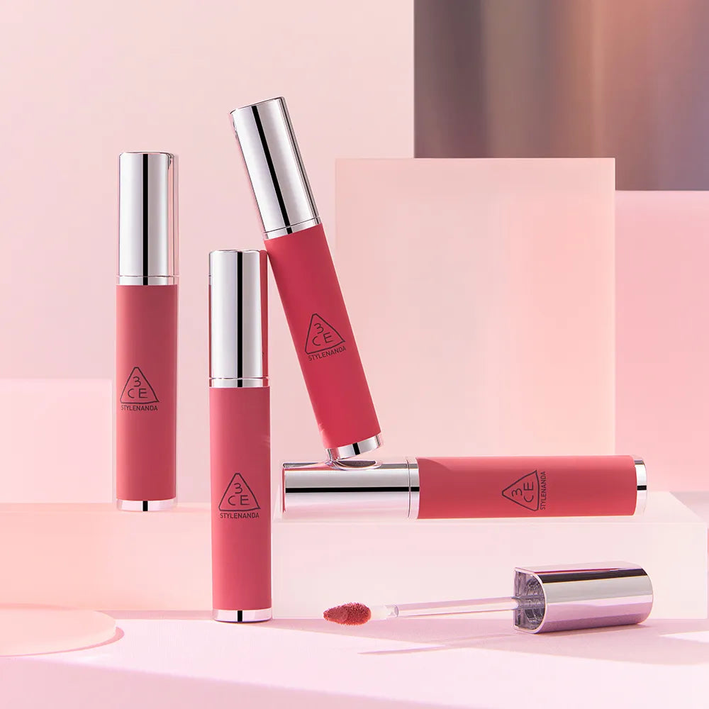 3CE Hazy Lip Clay, rouges à lèvres mats avec packaging rose, sur fond pastel studio, photo produit (marque 3CE)
