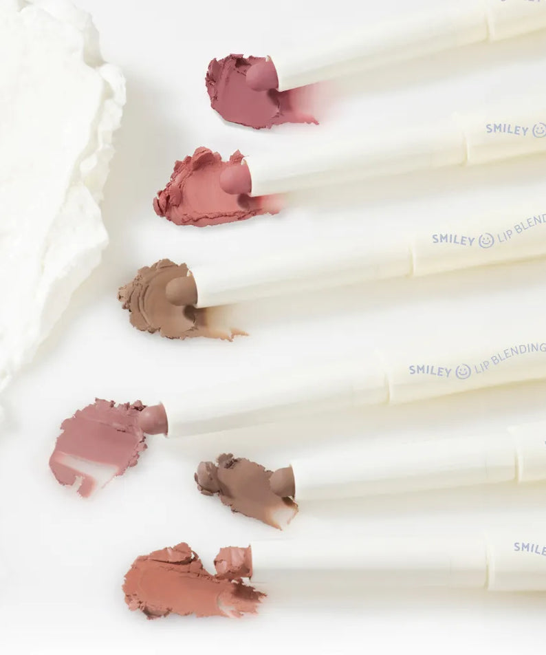 LILYBYRED Smiley Lip Blending Stick de la marque LILYBYRED, sur fond blanc, avec texture de rouge à lèvres.