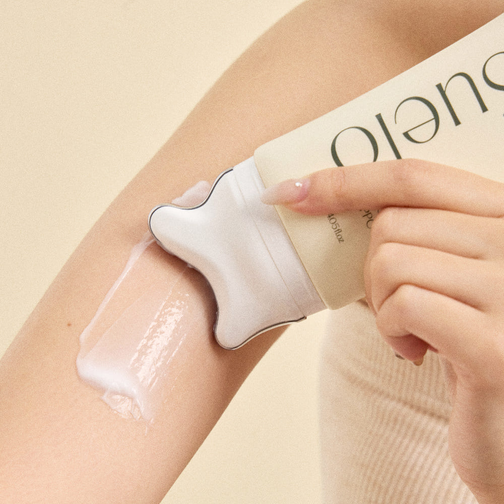 SUELO Volcano Body PPC Cellulite Cream 120ml, main appliquant sur peau lisse, crème anti-cellulite de la marque SUELO