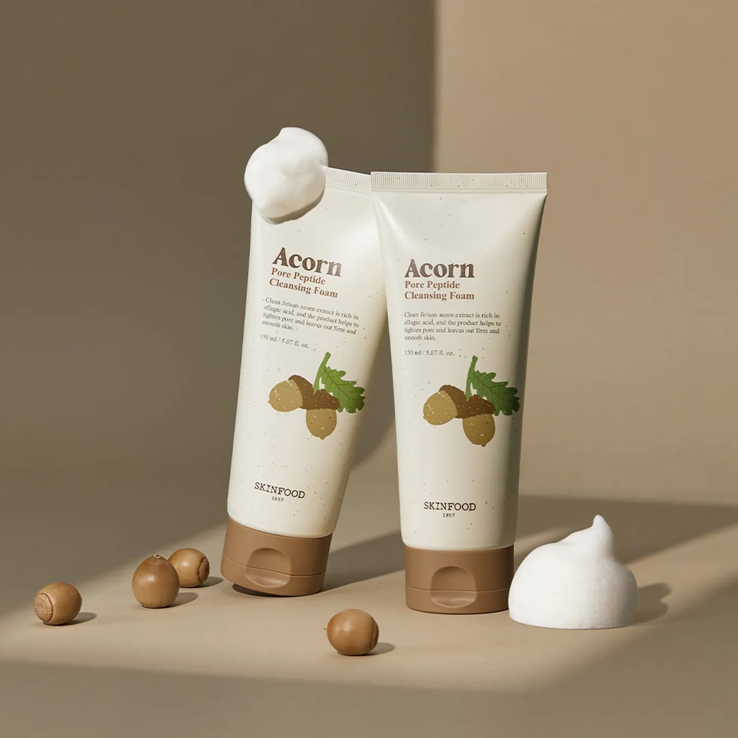 SKINFOOD Acorn Pore Peptide Cleansing Foam 150ml, photo produit SkinFood sur fond beige avec crème et noisettes