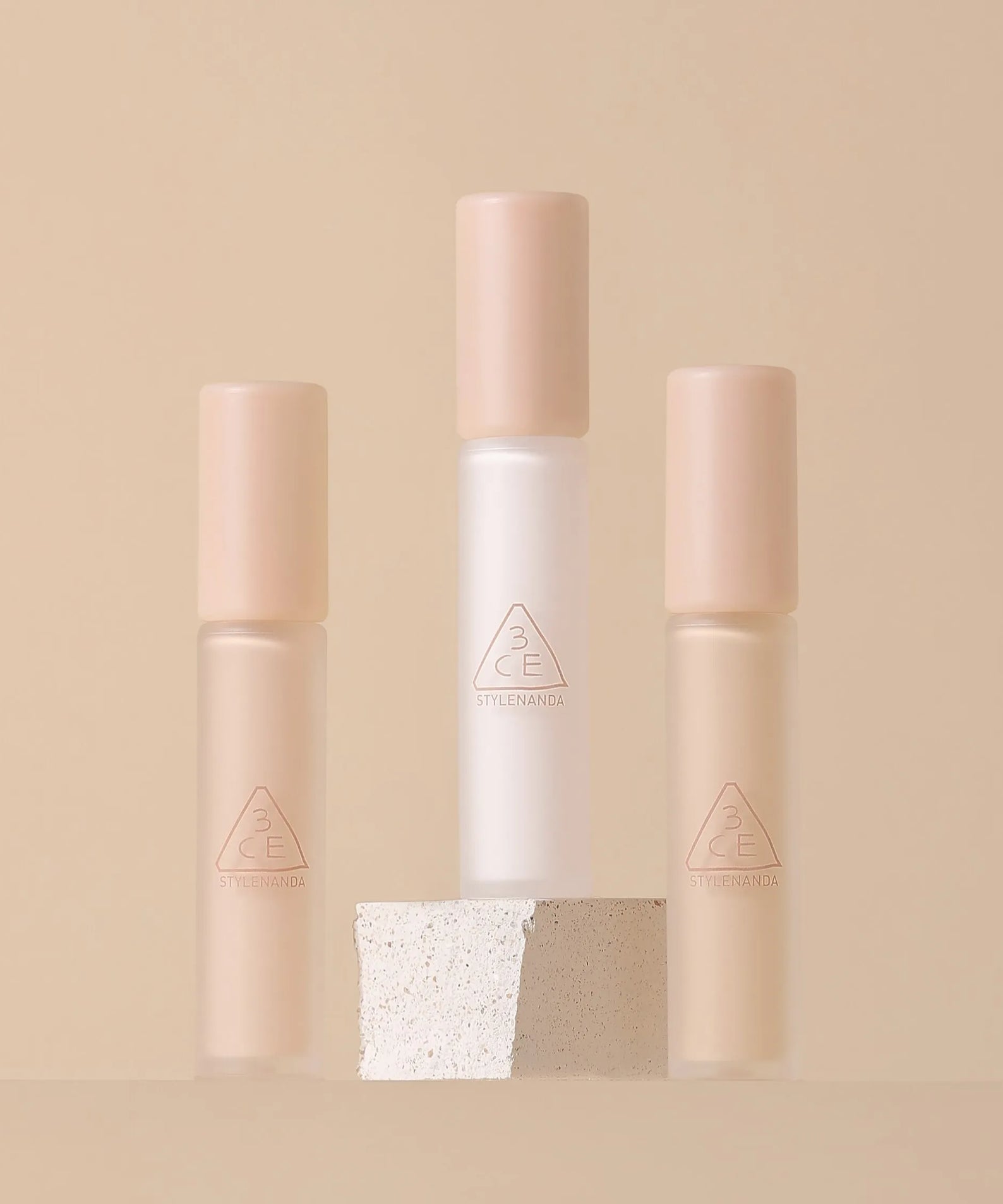 3CE Skin Fit Cover Liquid Concealer de la marque 3CE, flacons nude sur fond beige, maquillage visage