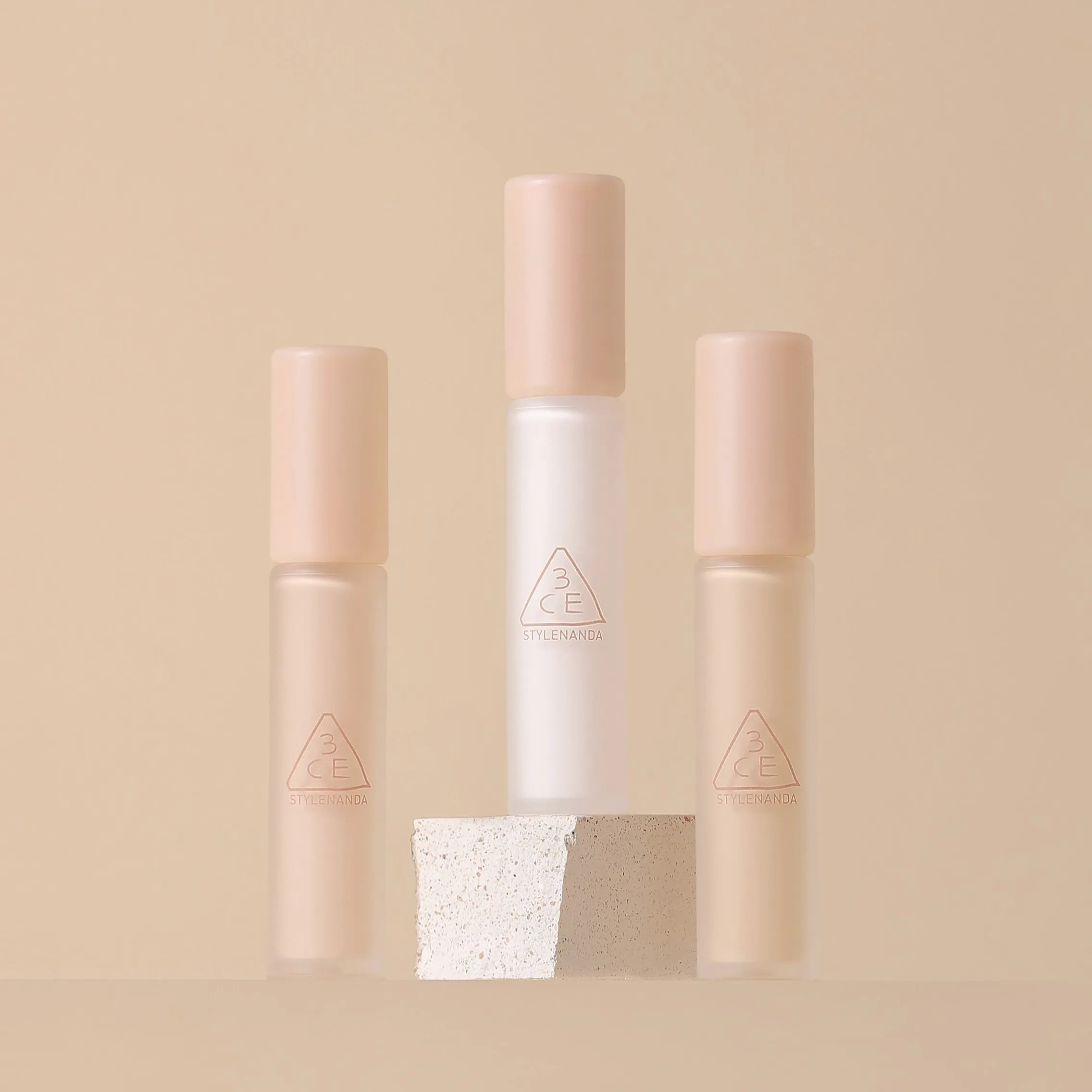 3CE Skin Fit Cover Liquid Concealer de la marque 3CE, flacons nude sur fond beige, maquillage visage