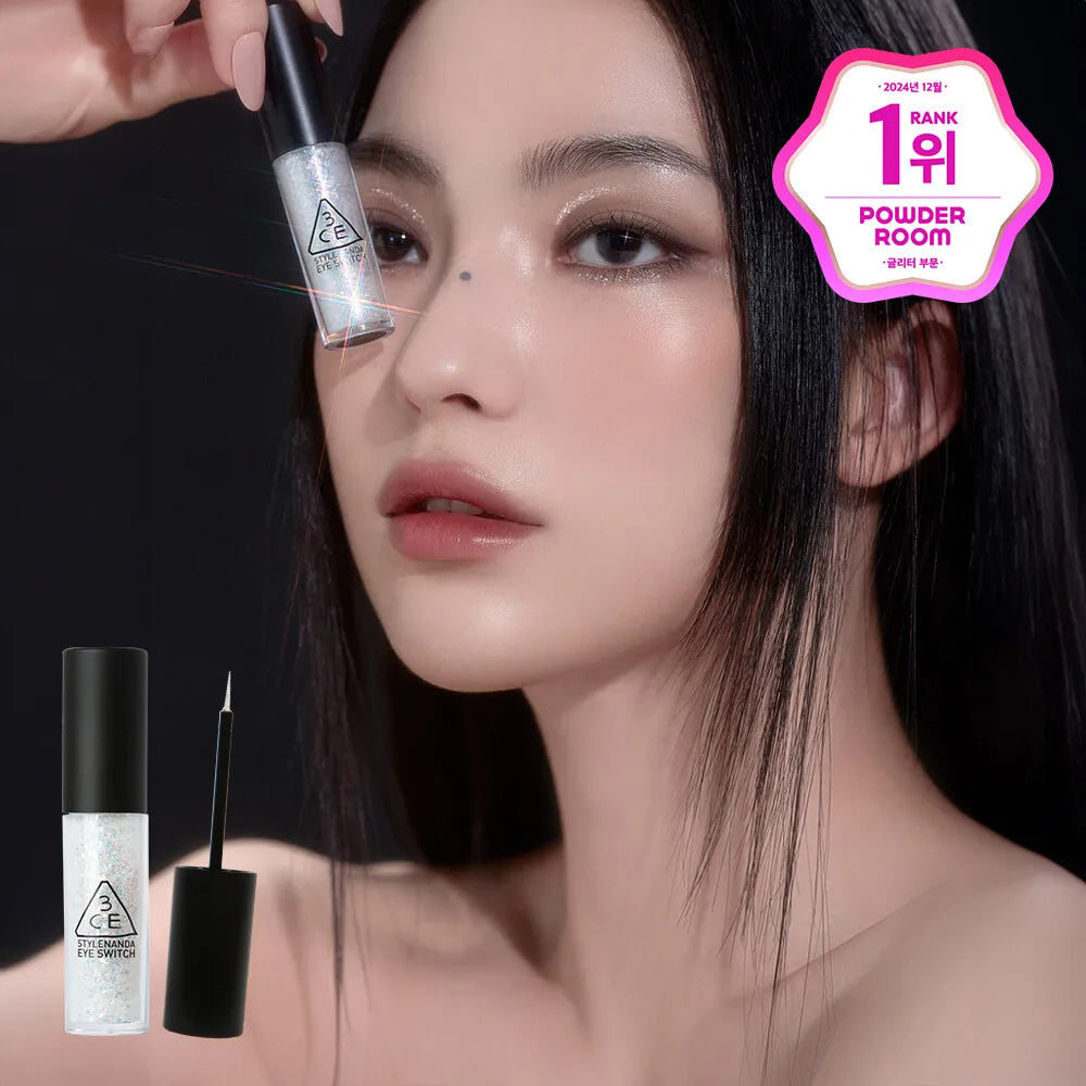 3CE  Eye Switch, correcteur sous forme de stylo pour les yeux, maquillage sur visage féminin, fond sombre, gros plan