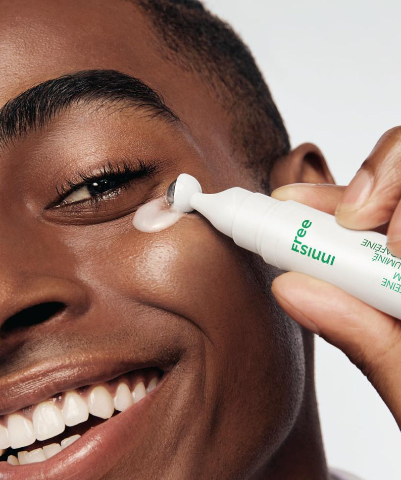 INNISFREE Green Tea Hyaluronic Glow Eye & Face Ball sur le contour des yeux, marque Innisfree, application visage en gros plan