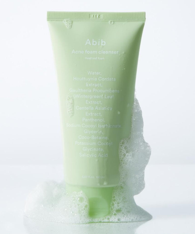 ABIB  Acne Foam Cleanser with Mugwort Foam 250ml, tube vert sur fond clair, mousse de nettoyage en contexte visuel