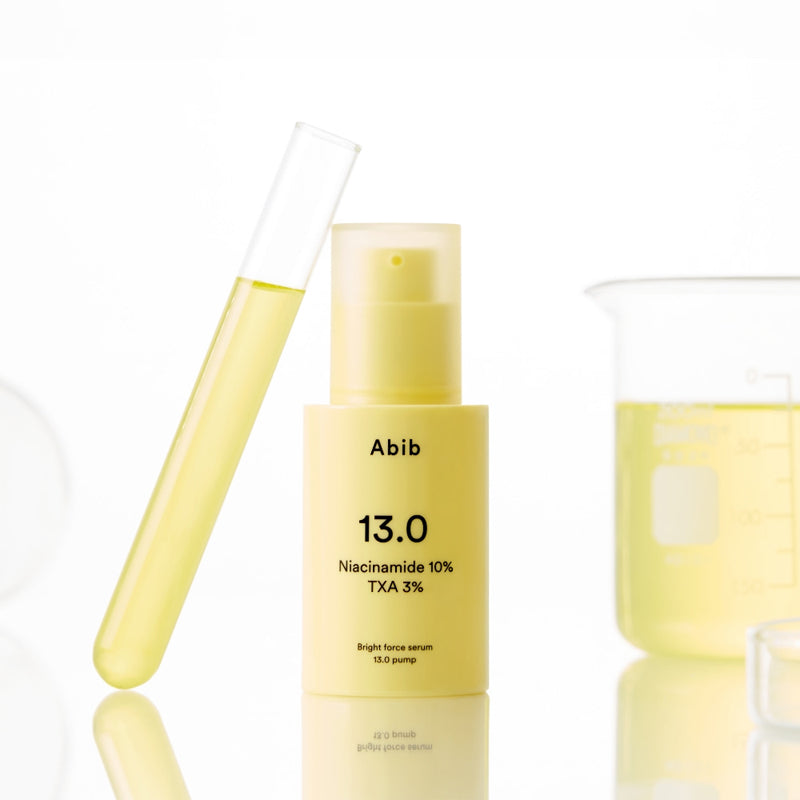 ABIB  Bright Force Serum 13.0 Pump 30ml, flacon jaune et pompe sur fond blanc, marque Abib, contexte skincare