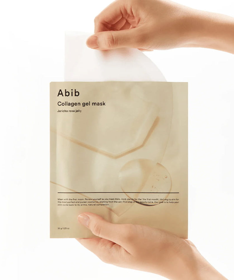 Main tenant ABIB Collagen Gel Mak Jericho Rose Jelly de la marque ABIB, feuille masque en gel rose sur fond blanc.