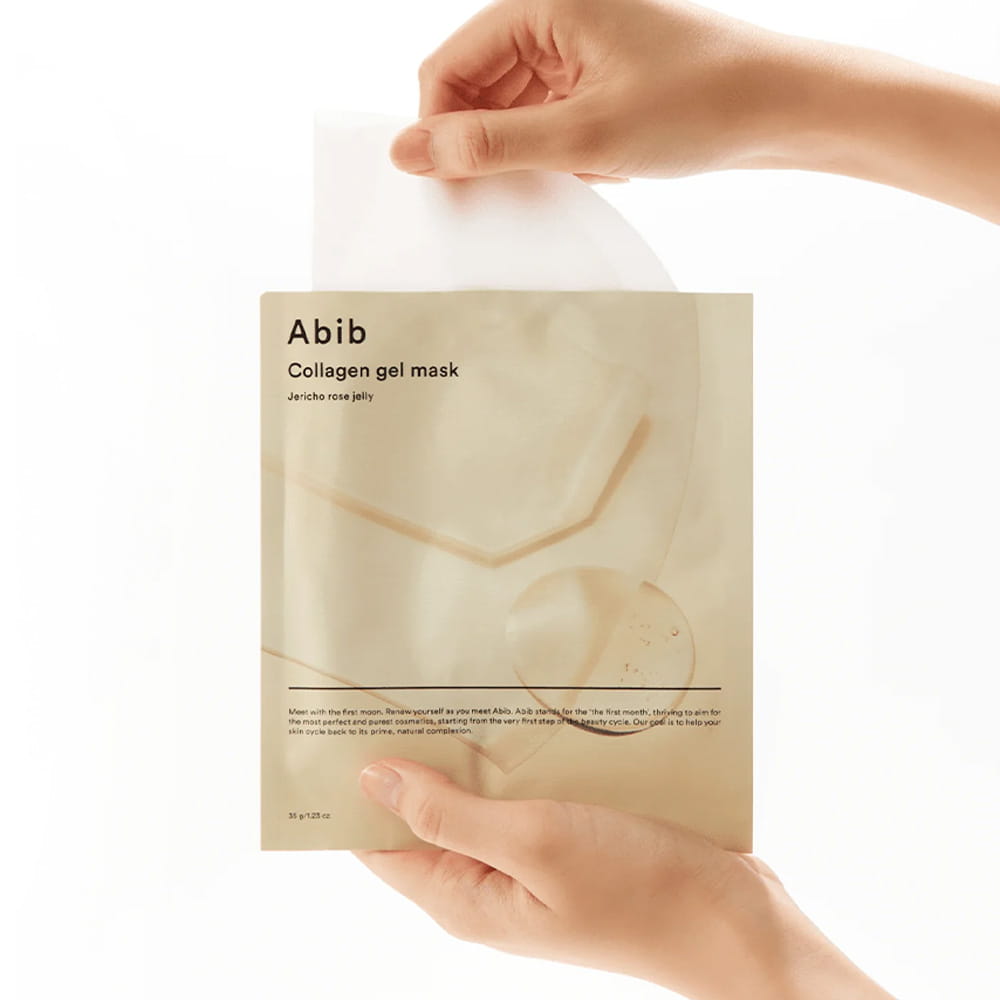 Main tenant ABIB Collagen Gel Mak Jericho Rose Jelly de la marque ABIB, feuille masque en gel rose sur fond blanc.