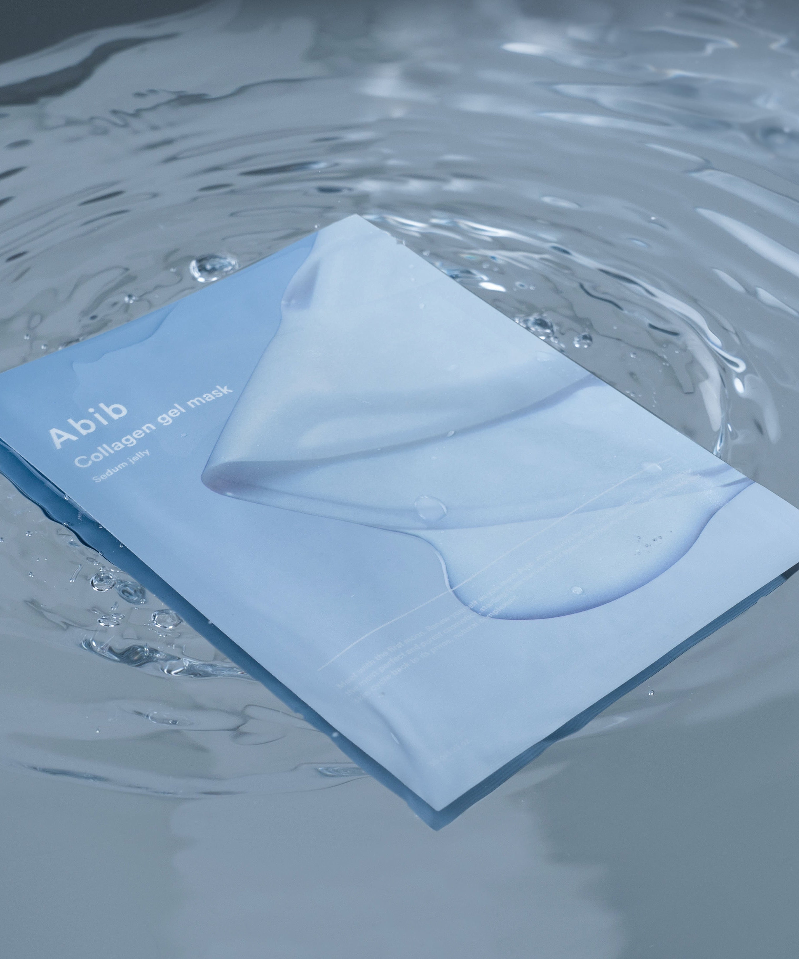 ABIB  Collagen Gel Mask Moisture Jelly 35g, masque gel déposé dans l’eau, produit ABIB bleu, visuel beauté hydratante