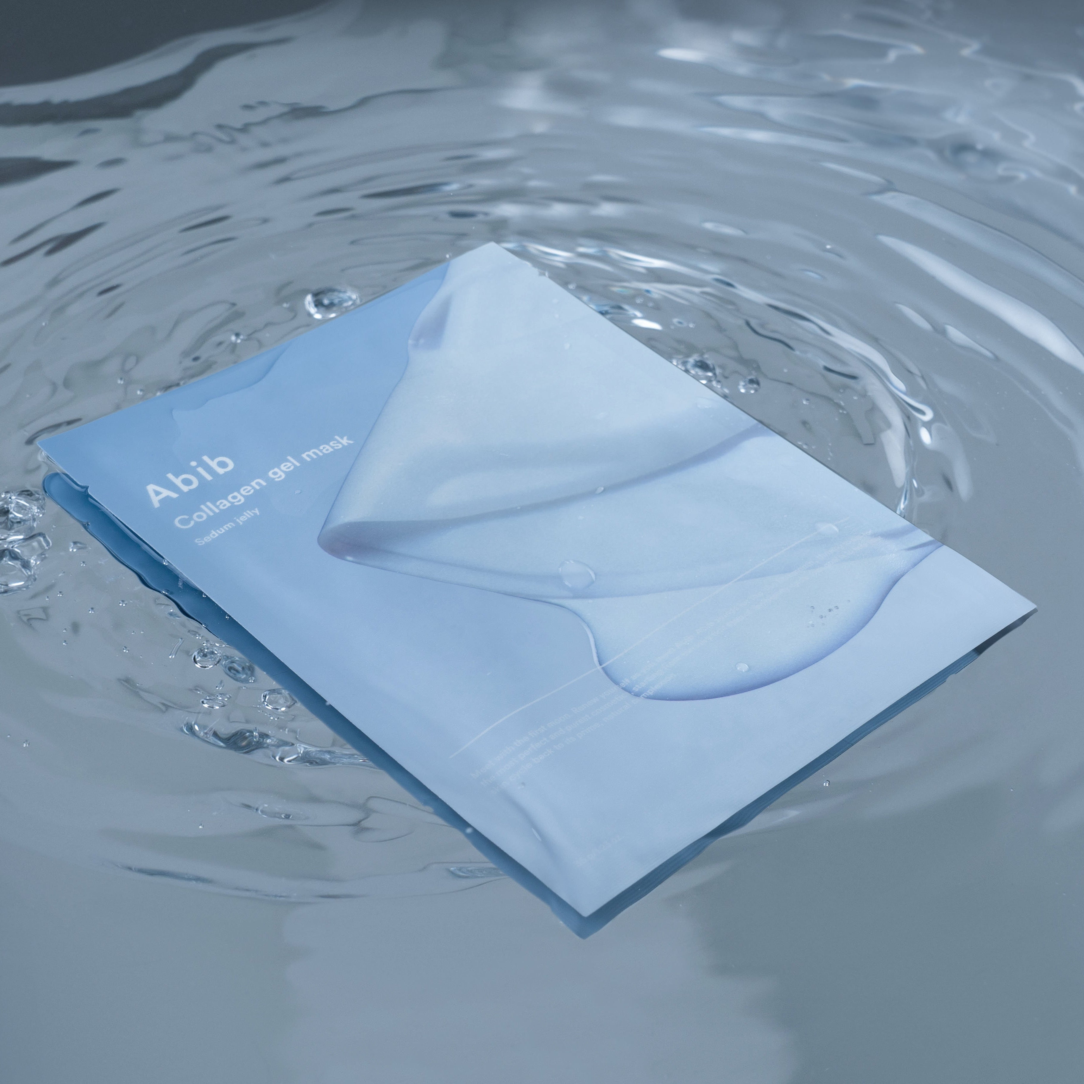 ABIB  Collagen Gel Mask Moisture Jelly 35g, masque gel déposé dans l’eau, produit ABIB bleu, visuel beauté hydratante
