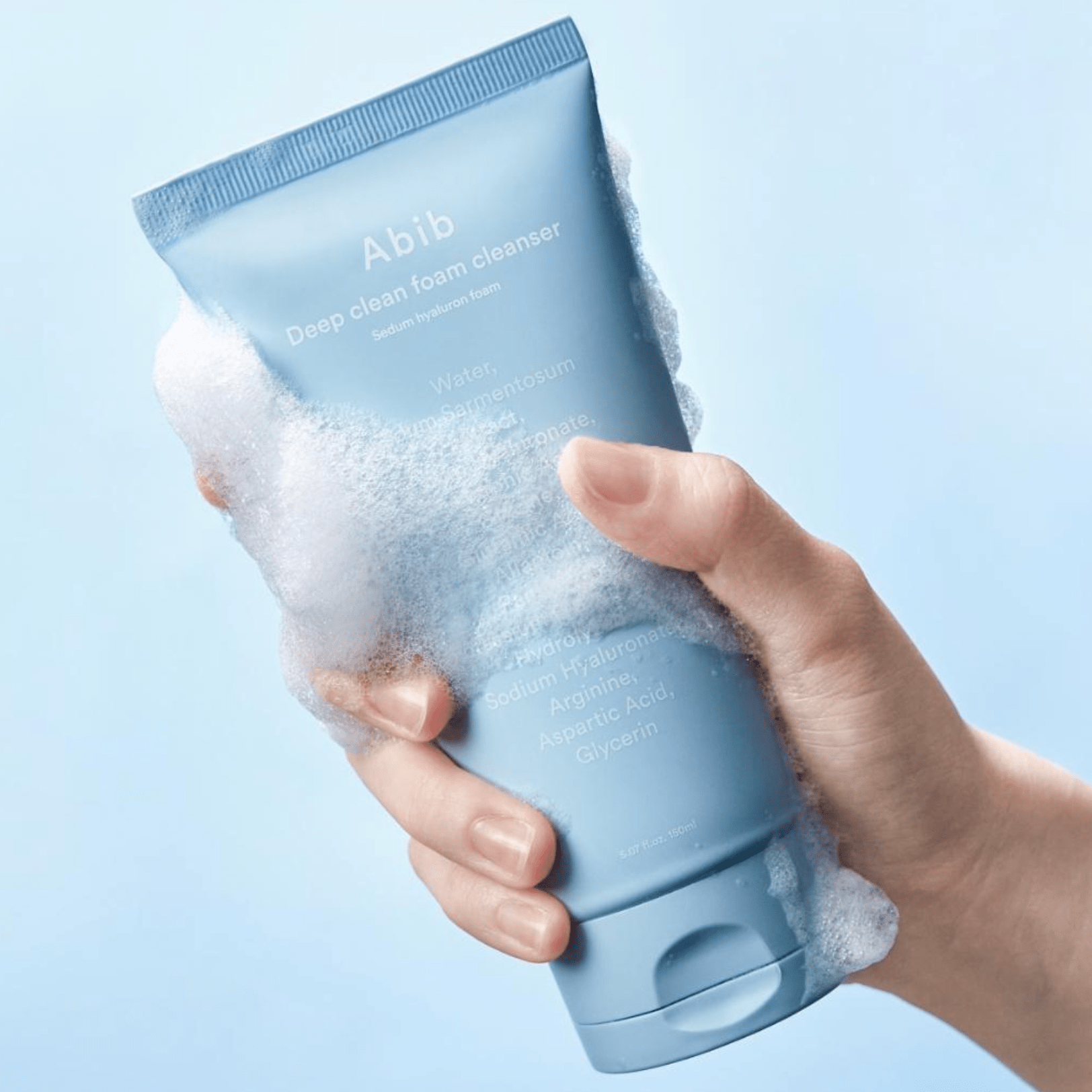 ABIB  Deep Clean Foam Cleanser Moisture Hyaluronic Foam 150ml, tube bleu et mousse, main tenant le nettoyant sur fond clair