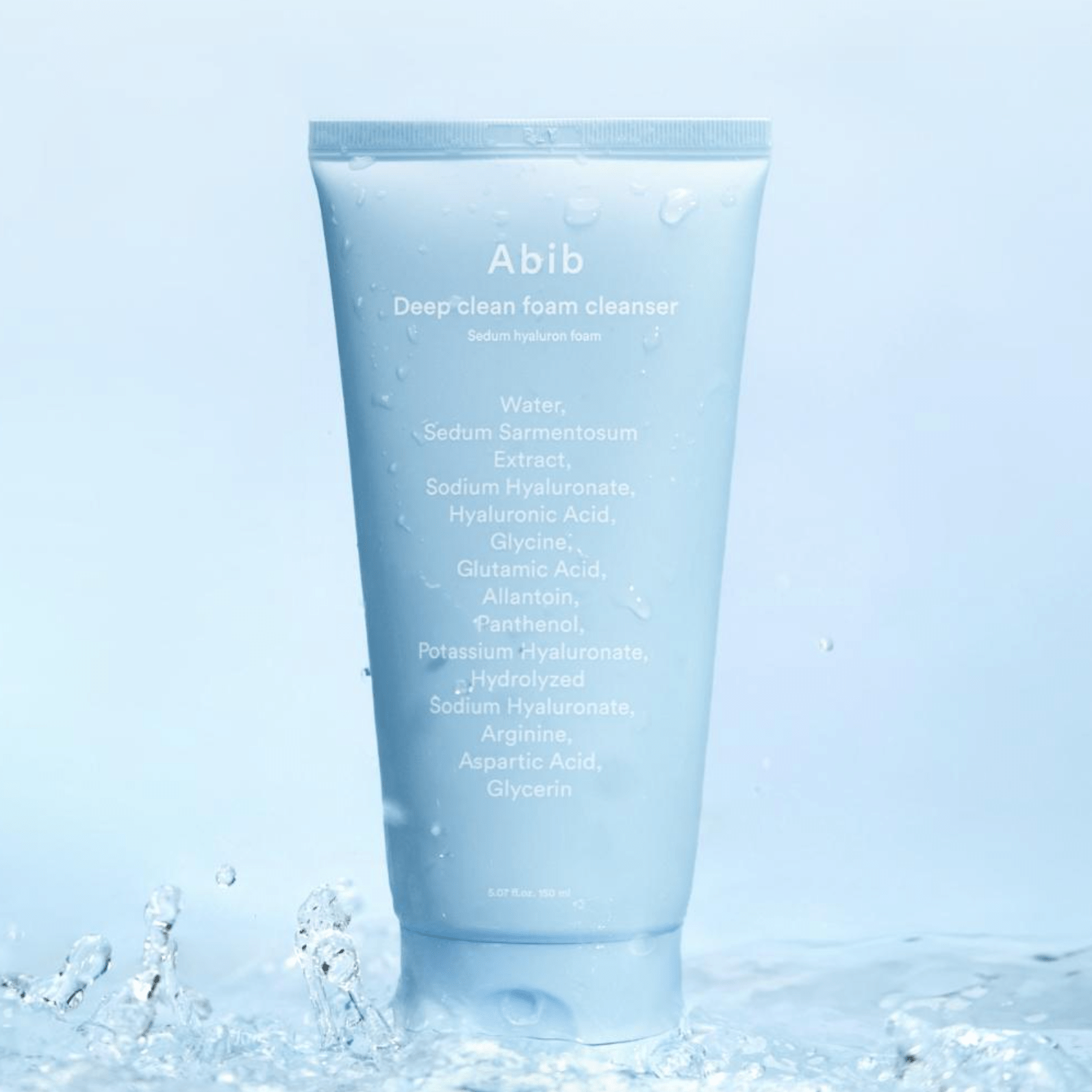 ABIB  Deep Clean Foam Cleanser Moisture Hyaluronic Foam 150ml, flacon Abib bleu sur fond aquatique, gouttes d’eau.