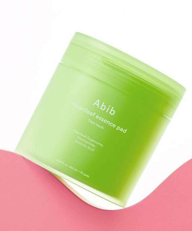 Décris l'image en français : ABIB  Eoseongcho Trace Essence Pad Clear Touch 70 Sheets, pack vert sur fond blanc, look skincare