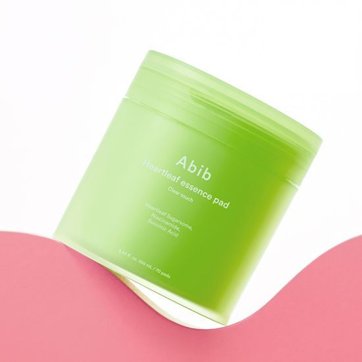 Décris l'image en français : ABIB  Eoseongcho Trace Essence Pad Clear Touch 70 Sheets, pack vert sur fond blanc, look skincare