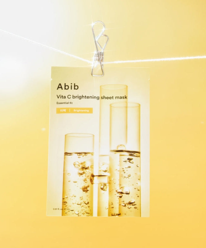 ABIB Essential Fit Vita C Brightening Sheet Mask, marque Abib, photo packaging sur fond jaune lumineux, masques en flacons