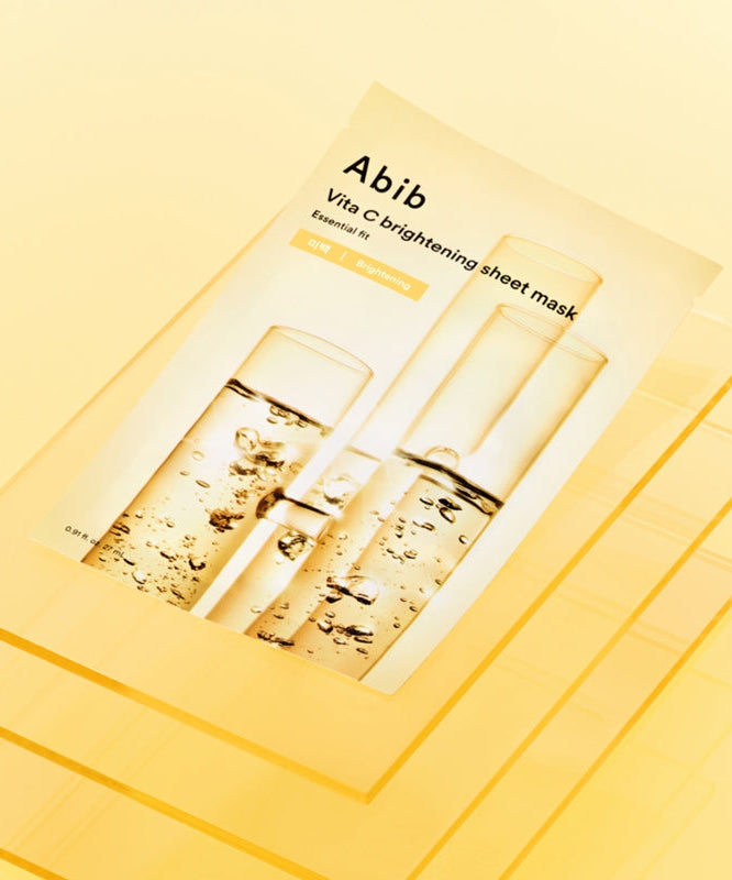 ABIB Essential Fit Vita C Brightening Sheet Mask, pack sur fond jaune, masques en tissu pour éclat et hydratation