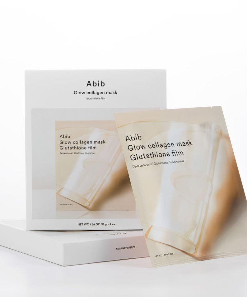 Décris l'image en français: ABIB  Glow Collagen Glutathione Film 4 Sheets, boîtes et masques film dorés sur fond blanc.