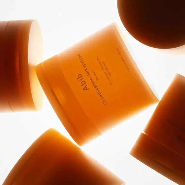 ABIB Glutathiosome Dark Spot Pad Vita Touch 60 EA : boîte et pads sur fond clair, ambiance spa, détail produit ABIB.